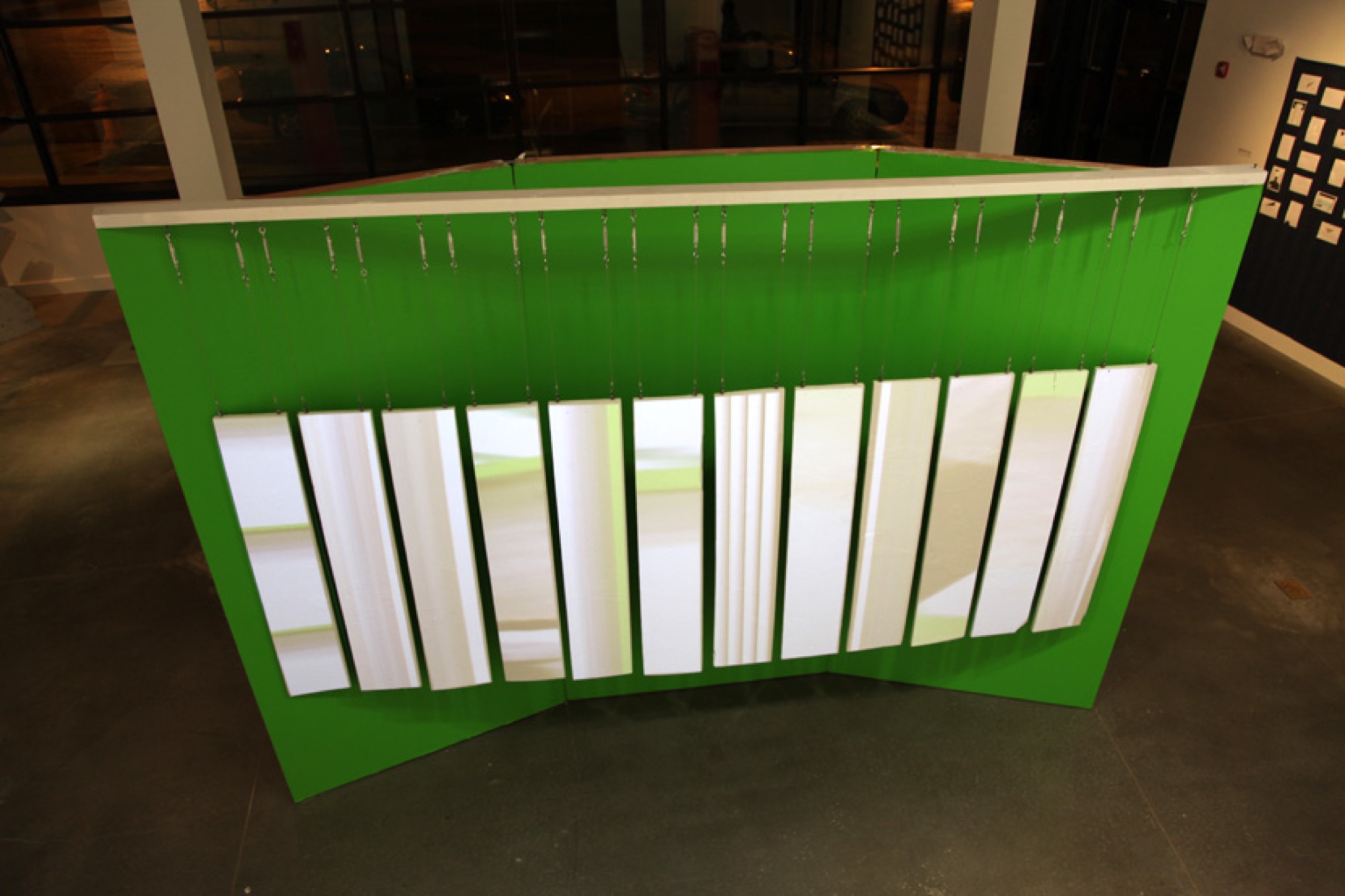 Green gallery installation documented in Erfahrung: images